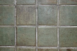 北投文物館溫泉浴室採用北投燒瓷磚，種類繁多，釉色則多為簡單沉穩的灰綠色、茶色、淡茶色、藍色或迷彩等釉彩瓷磚。圖為「布面瓷磚」。（圖片提供：洪侃）