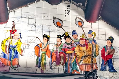 北投集應廟的牆堵上，可見風格優雅的《群仙祝壽》磁磚彩繪。
(圖片提供：康鍩錫)