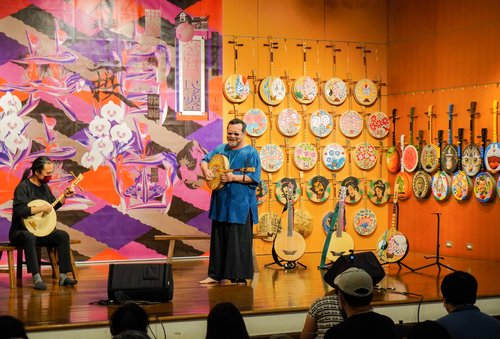 北投每當入秋，來自「臺灣月琴民謠祭」的優美月琴聲，便以北投溫泉博物館為起點，傳唱北投文化之美。