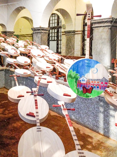 北投溫泉博物館與台灣月琴民謠協會合作，在大浴池展出一百把月琴，呼應北投公共浴場的百年歷史。