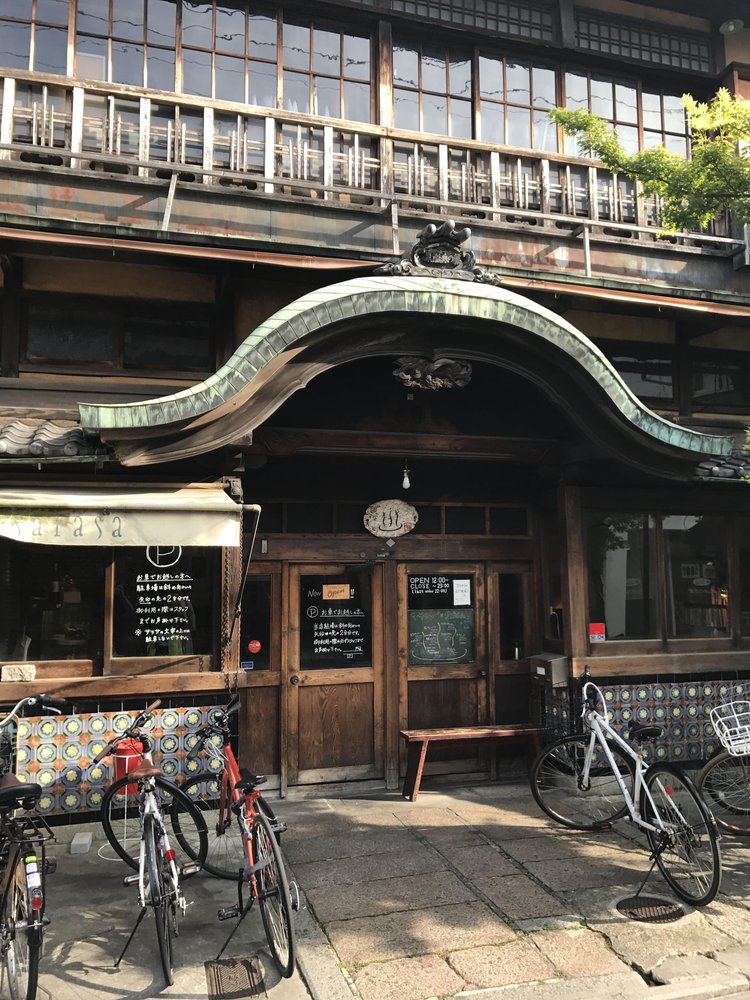 京都知名咖啡館「Cafe SARASA」由澡堂改建而成，是許多藝文人士鍾愛的處所，都市偵探自然也沒有錯過。
（圖片提供：李清志）
