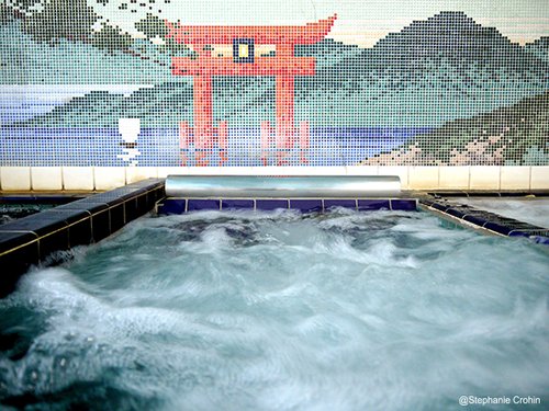 在横濱溫泉黄金湯中，顧客可以欣賞到富士山、大阪城、宮島鳥居和日本各地風情。