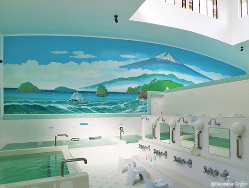 吉野湯素以美麗的馬賽克瓷磚地板聞名，泡完湯後還可以在迷人的日本庭園裡放鬆身心。